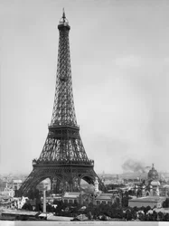 Wieża Eiffla (1887-89), sfotografowana podczas Wystawy Światowej w 1889 roku w Paryżu, architekt Gustave Eiffel (1832-1923)