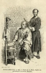 Jego ekwipunek podróżny to barber barber barber, ławka i drewniane cylindryczne pudełko z przegródkami i miską. Grawer na podstawie rysunku A.Marie, ilustrujący podróż do Pekinu i północnych Chin, T.Choutze, w 1873, opublikowany w