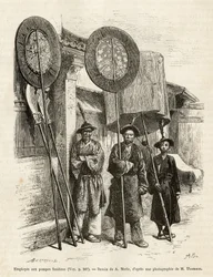 Trzech pracowników pogrzebowych w Pekinie. Grawer na podstawie rysunku A.Marie, dla zilustrowania podróży do Pekinu i północnych Chin, T.Choutze, w 1873, opublikowany w „Le tour du monde”” 1876, pod redakcją Edouarda Chartona, wyd. Hachette, Paryż. Kolekcj