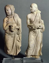 Dwie statuetki stojących mnichów z Haddy, I-IV w. (stiuk)