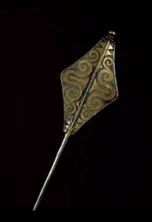 Prehistoria: srebrna broszka inkrustowana złotem Tresora z Borodino (rejon Odessy). 1500 pne. Epoka brązu. Moskwa, Państwowe Muzeum Historyczne