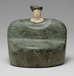 Głowa topora z otworem na szyb z demonem o ptasiej głowie, dzikiem i smokiem, ok. 1930 r. koniec III – początek II tysiąclecia p.n.e. (alabaster)