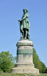 Kolosalny posąg Wercyngetoryksa (72-46 p.n.e.), wodza Galów. Rzeźba Aimé Milleta (1819-1891), wysoka na 6,60 m, wzniesiona w 1865 roku w zachodniej części Mont Auxois (cokół o wysokości 7 m autorstwa Viollet-le-Duca). Alise-Sainte-Reine, 1865
