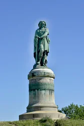 Kolosalny posąg Wercyngetoryksa (72-46 p.n.e.), wodza Galów - Wysokość 6,60 m, wzniesiony w 1865 roku w zachodniej części Mont Auxois (cokół o wysokości 7 m autorstwa Viollet-le-Duca), Alise-Sainte-Reine, 1865