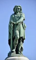Kolosalny posąg Wercyngetoryksa (72-46 p.n.e.), wodza Galów - Wysokość 6,60 m, wzniesiony w 1865 roku w zachodniej części Mont Auxois (cokół o wysokości 7 m autorstwa Viollet-le-Duca), Alise-Sainte-Reine, 1865