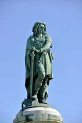 Kolosalny posąg Wercyngetoryksa (72-46 p.n.e.), wodza Galów - rzeźba Aimé Milleta (1819-1891), wysoka na 6,60 m, wzniesiona w 1865 roku w zachodniej części Mont Auxois (cokół o wysokości 7 m autorstwa Viollet-le-Duca), Alise-Sainte-Reine, 1865