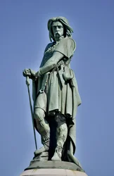 Kolosalny posąg Wercyngetoryksa (72-46 p.n.e.), galijskiego wodza - Rzeźba Aimé Milleta (1819-1891), wysokości 6,60 m, wzniesiona w 1865 roku w zachodniej części Mont Auxois (cokół wysokości 7 m autorstwa Viollet-le-Duca), Alise-Sainte-Reine, 1865