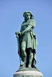 Kolosalny posąg Wercyngetoryksa (72-46 p.n.e.), wodza Galów. Rzeźba Aimé Milleta (1819-1891), wysokość 6,60 m, wzniesiona w 1865 roku w zachodniej części Mont Auxois (cokół o wysokości 7 m autorstwa Viollet-le-Duca). Alise-Sainte-Reine, 1865.