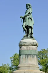 Kolosalny posąg Wercyngetoryksa (72-46 p.n.e.), wodza Galów. Rzeźba Aimé Milleta (1819-1891), wysokość 6,60 m, wzniesiona w 1865 roku w zachodniej części Mont Auxois (cokół o wysokości 7 m autorstwa Viollet-le-Duca). Alise-Sainte-Reine, 1865.