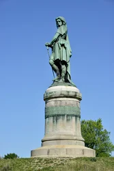 Kolosalny posąg Wercyngetoryksa (72-46 p.n.e.), wodza Galów. Rzeźba Aimé Milleta (1819-1891), wysoka na 6,60 m, wzniesiona w 1865 w zachodniej części Mont Auxois, z cokołem wysokości 7 m autorstwa Viollet-le-Duca. Alise-Sainte-Reine, 1865
