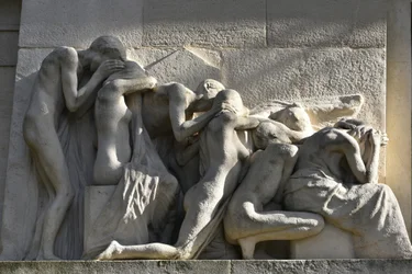 Pomnik zmarłych, cmentarz Pere Lachaise, Paryż (zdjęcie ilustracyjne)