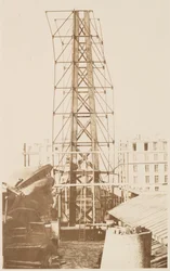 Rusztowanie do montażu Statuy Wolności, głowa pokazana po lewej, Paryż, 1883