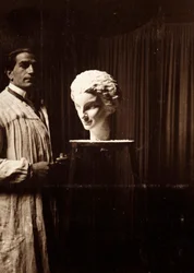 Rzeźbiarz Mario Pelagatti w swojej pracowni, Florencja, 20.11.1920 (zdjęcie czarno-białe)