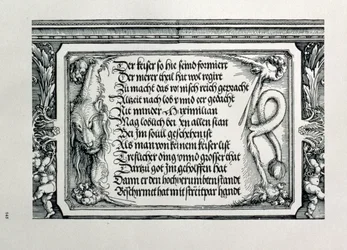 Łuk triumfalny cesarza Maksymiliana I Niemiec 1459-1519: szczegół schematu dekoracyjnego przedstawiający lwią skórę z napisem wychwalającym związki z rodziną cesarzy, wyd. 151718 drzeworyt