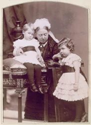 Królowa Wiktoria z dwojgiem swoich wnuków, kwiecień 1886