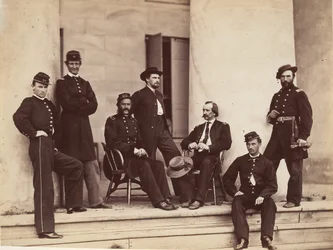 Generał brygady Gustavus A. DeRussy i sztab na schodach Arlington House, Arlington..., maj 1864.