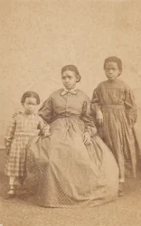 Carte-de-visite młodej kobiety i dwójki dzieci, 1864 - 1866.