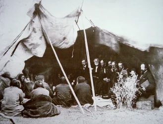 Generał William T. Sherman (1820-91) przewodniczy traktatowi w Fort Laramie z Chief Red Cloud, kwiecień 1868 (zdjęcie czarno-białe)