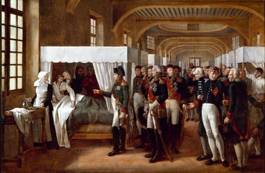 Cesarz Napoleon I (1769-1821), w towarzystwie lekarzy i generałów (marechał Jean Mathieu Philibert Serurier, namiestnik Inwalidów, Louis Alexandre (Louis-Alexandre) Berthier i Joachim Murat, Gerard (Geraud) Christophe Michel Duroc, wielki marszałek