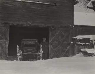 Stodoła, powóz i śnieg