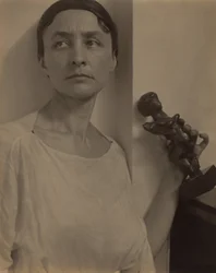 Georgia O’Keeffe z rzeźbą Matisse’a