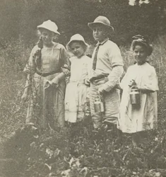 Bez tytułu (Flora, Elizabeth, Howard i Kitty na polu Lake George)