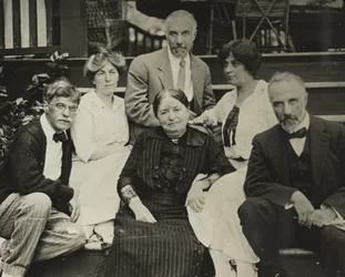 Bez tytułu (Stieglitz, Agnes, matka Hedwig, Julius, Selma i Lee na schodach Oaklawn)