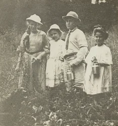 Bez tytułu Flora, Elizabeth, Howard i Kitty na polu Lake George, 190305.