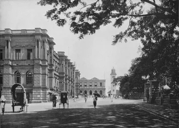 Główny Urząd Pocztowy z wejściem do Queens House i Wieży Zegarowej w Oddali, c1890, 1910