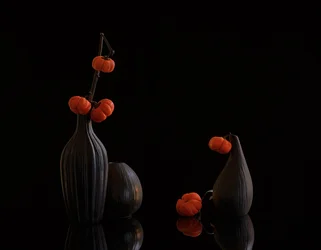 Pomarańczowe dynie, ciemne wazony