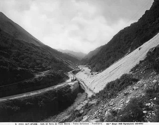 Widok na Valle del Serra z mostu Desiata z kamieniołomami marmuru wzdłuż drogi na odcinku Seravezza-Trambiserra w Alpach Apuańskich (zdjęcie b/w)