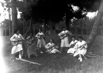 Villa Rosa Maltoni Mussolini: studentki podczas lekcji muzyki, plener (zdjęcie czarno-białe)
