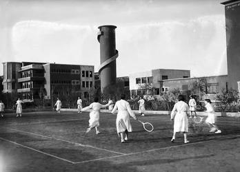 Villa Rosa Maltoni Mussolini: studentki podczas meczu tenisowego (zdjęcie czarno-białe)