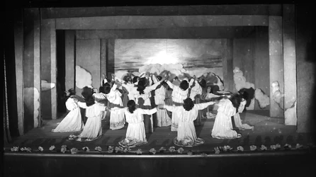 Villa Rosa Maltoni Mussolini: występ studentek (zdjęcie czarno-białe)