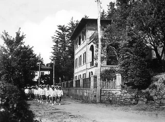 Villa Rosa Maltoni Mussolini: młode studentki na spacerze (zdjęcie czarno-białe)