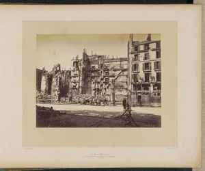 Rue Royale (róg Faubourg Saint-Honoré), podpalona 24 maja 1871 r.