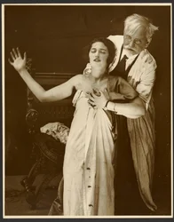 [Alfons Mucha w kostiumie z córką Jarosławą jako modelką do plakatu, "De Forest Phonofilm", pierwszy "film mówiony" wyświetlany w kinie Bio Adria (Praga), Zbiroh, Czechy].