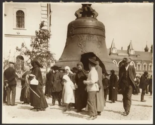 [Fotografie z podróży studyjnej do Rosji wykorzystane w obrazie "Zniesienie pańszczyzny w Rosji" (1914), z cyklu "Epopeja Słowian, Moskwa"].