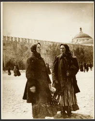 [Fotografie z podróży studyjnej do Rosji wykorzystane w obrazie "Zniesienie pańszczyzny w Rosji" (1914), z cyklu "Epopeja Słowian, Moskwa"].