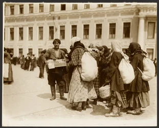 [Fotografie z podróży studyjnej do Rosji wykorzystane w obrazie "Zniesienie pańszczyzny w Rosji" (1914), z cyklu "Epopeja Słowian, Moskwa"].
