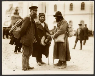[Fotografie z podróży studyjnej do Rosji wykorzystane w obrazie "Zniesienie pańszczyzny w Rosji" (1914), z cyklu "Epopeja Słowian, Moskwa"].