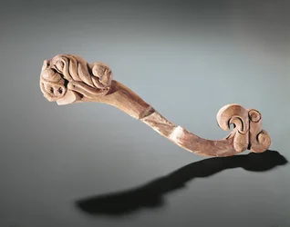 Napierśnik zdobiony głowami, koczowniczy Ałtaj, V-IV w. p.n.e. (drewno)