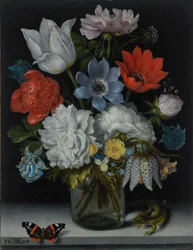 Dutch: Flowers in a Glass Flask on a Marble Ledge, Flanked by a Red Admiral Butterfly and a Lizard Martwa natura kwiatów w szklanej kolbie na marmurowej półce, flankowana przez motyla admirała i jaszczurkę