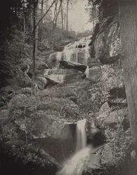 Fall Creek Cascade, Karolina Północna (zdjęcie czarno-białe)