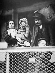 Włoska rodzina migrantów na promie z Ellis Island do Nowego Jorku