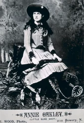 Annie Oakley (1860-1926) (zdjęcie czarno-białe)
