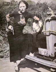 Bonnie Parker pozuje „twardo” z pistoletem i cygarem, ok. 1934