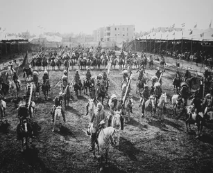 Buffalo Bill (1846-1917) i jego jeźdźcy na paradzie, Omaha, Nebraska