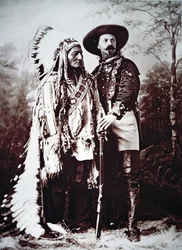 Chief Sitting Bull (1831-90) w trasie z Buffalo Billem Cody (1846-1917) i jego Wild West Show (zdjęcie czarno-białe)