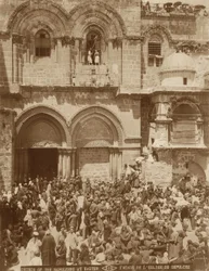Bazylika Grobu Świętego w Jerozolimie, z dziedzińcem zatłoczonym pielgrzymami zgromadzonymi na Wielkanoc, 1898-1911